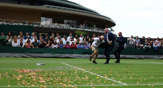 La fiebre naranja provoca el caos en Wimbledon y obliga a parar dos partidos