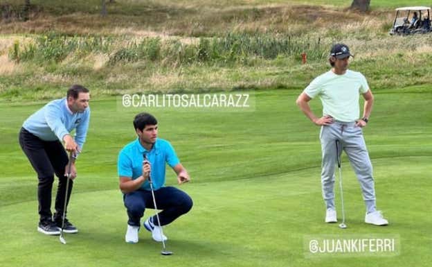 Carlos Alcaraz, Sergio García y Juan Carlos Ferrero, durante su partido de golf.