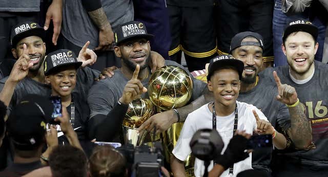 Varios equipos de la NBA ‘priorizan’ seguir a Bryce James, hijo de LeBron