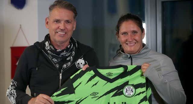 Hannah Dingley rompe la barrera de género y su presidente lanza un mensaje: «¡Váyanse a la mierda!»