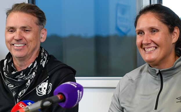 Hannah Dingley atiende a los medios de comunicación. @FGRFC_Official