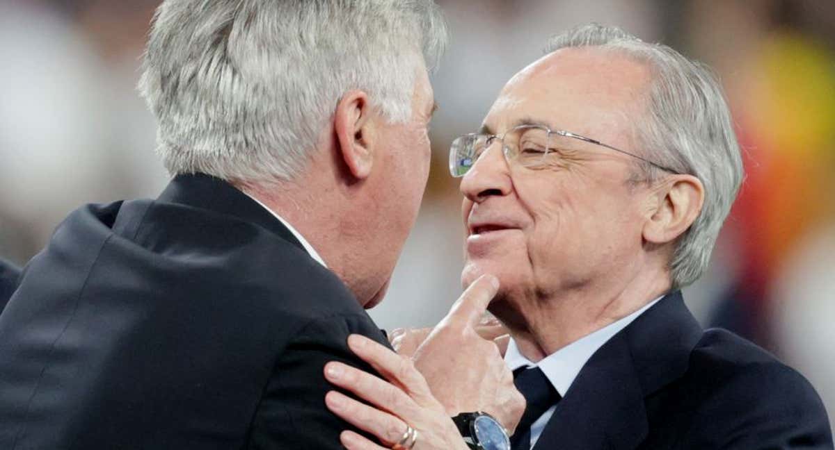Ancelotti y Florentino bromean antes de recoger la copa por ganar el último Mundial de Clubes.