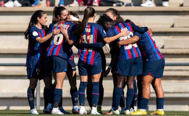 Ona y María abrazadas al resto del equipo.  FC BARCELONA