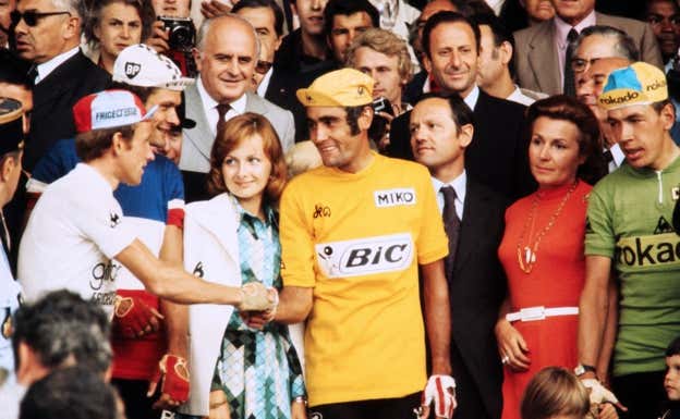 Ocaña, junto a su mujer, celebra la victoria en el Tour de 1973, sin Merckx como rival.  AFP