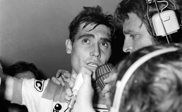 Ocaña atiende a los medios tras tumbar a Merckx en la etapa de Orcières-Merlette. AFP