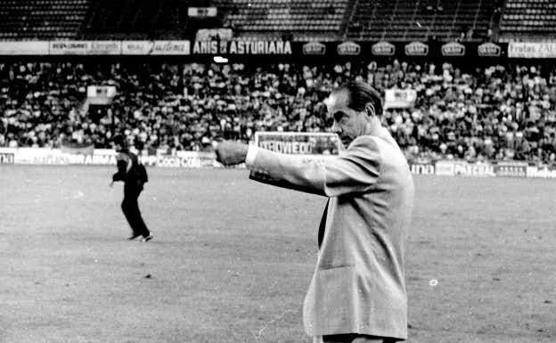 Luis Suárez, dirigiendo a España ante Brasil.