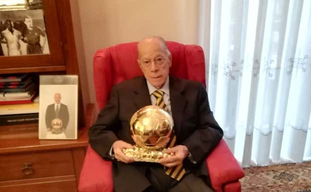 Luis Suárez posa con el Balón de Oro que ganó en 1960.  RELEVO/ORTEGO
