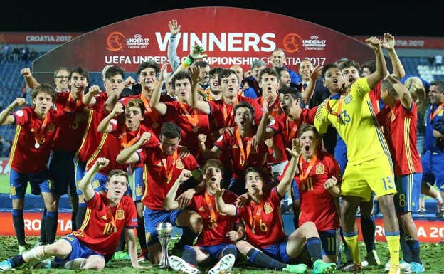 La generación del 2000 celebra el Europeo conseguido con la Sub-17 en Croacia.  GETTY