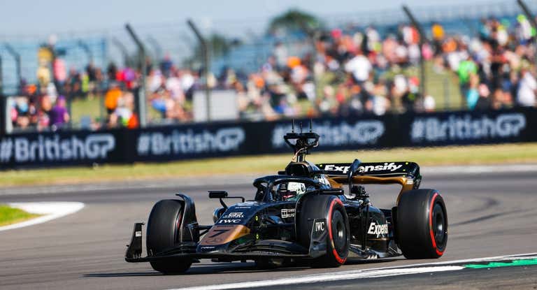 El actor Brad Pitt, al volante del F2 rediseñado por Mercedes en el circuito de Silverstone en el GP de Gran Bretaña 2023.