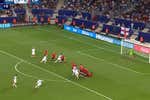 El árbitro y el VAR lo pasaron por alto, pero la Regla 13 lo deja claro: el gol de Inglaterra es ilegal