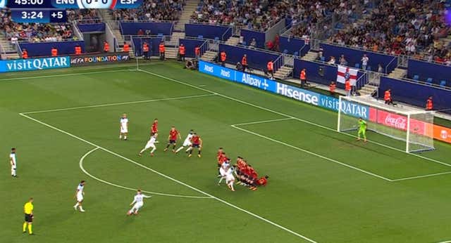 El árbitro y el VAR lo pasaron por alto, pero la Regla 13 lo deja claro: el gol de Inglaterra es ilegal