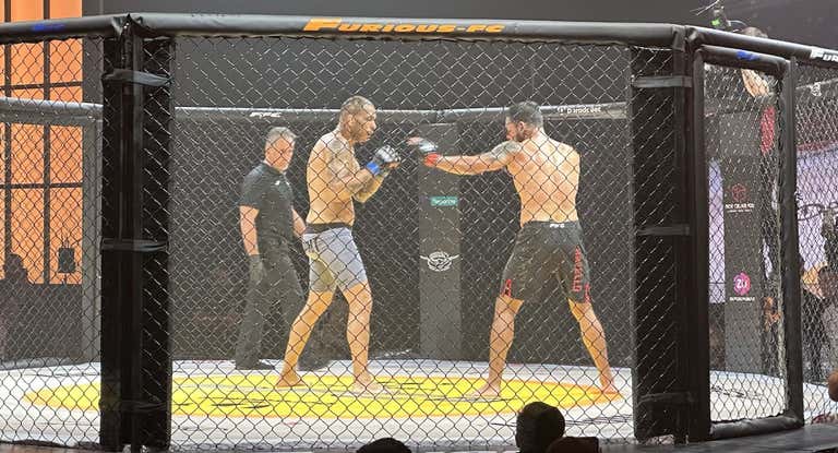 Omar Santana y Óscar Ravello intercambian golpes en FFC 63.