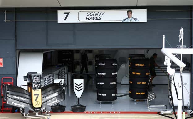 El box del equipo ficticio de F1 Apex APXGP durante el GP de Gran Bretaña 2023.  Reuters