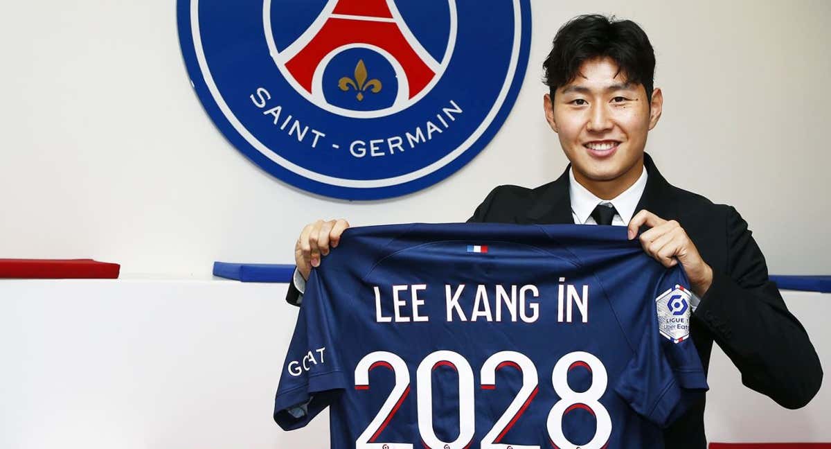 Kang-in-Lee posa como nuevo jugador del PSG./PSG