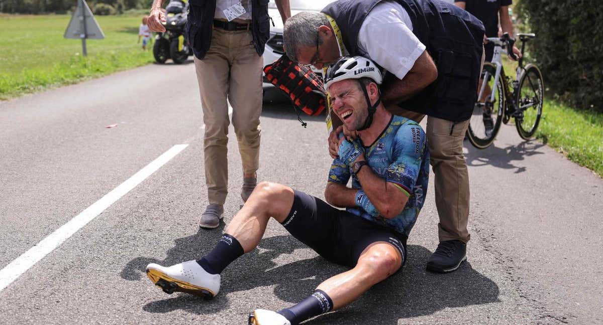 Mark Cavendish se duele de la clavícula derecha este sábado en el Tour./AFP