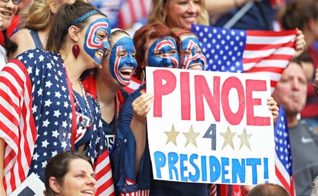 Seguidoras de Rapinoe con una pancarta.  GETTY IMAGES