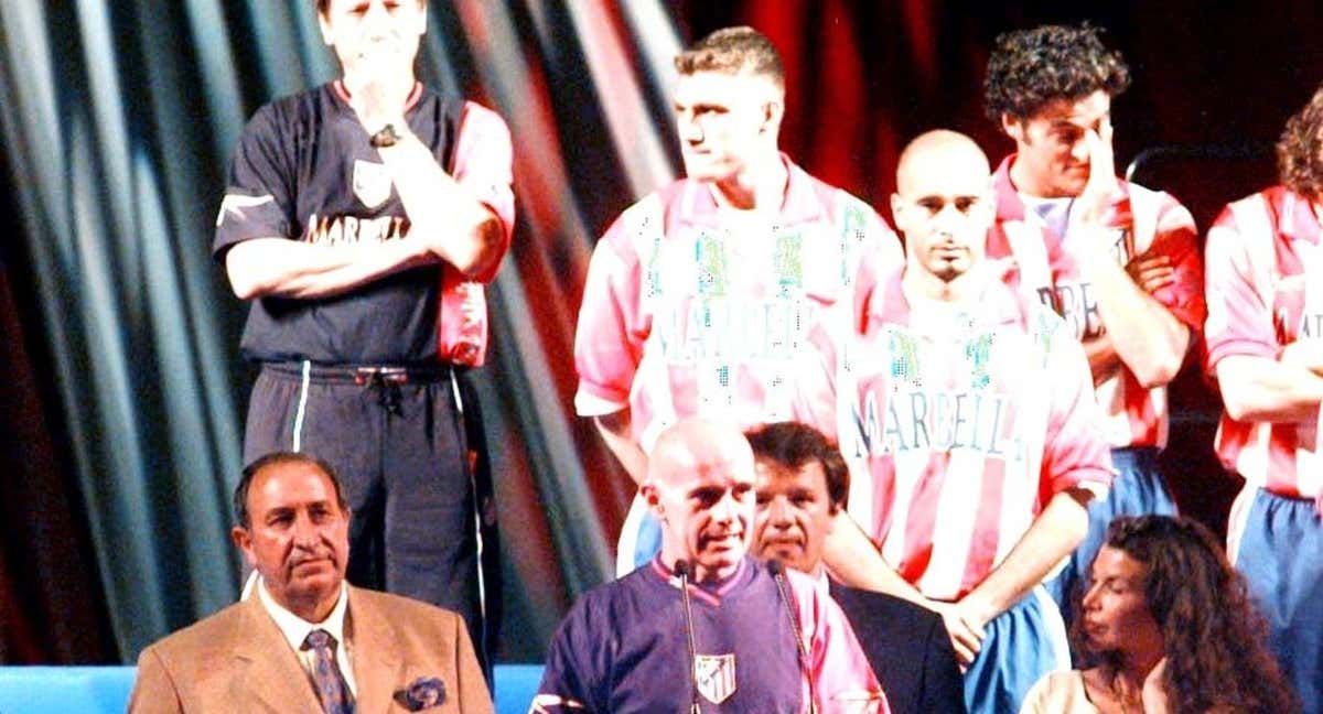 14 de julio de 1998, presentación del Atlético de Madrid en el Calderón con Jesús Gil, Vieri, Sacchi, Torrisi y Kiko. /EFE