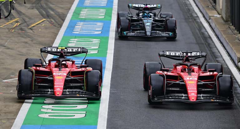 Carlos Sainz cede el paso a Charles Leclerc en el pitlane de Silverstone durante la Q1.