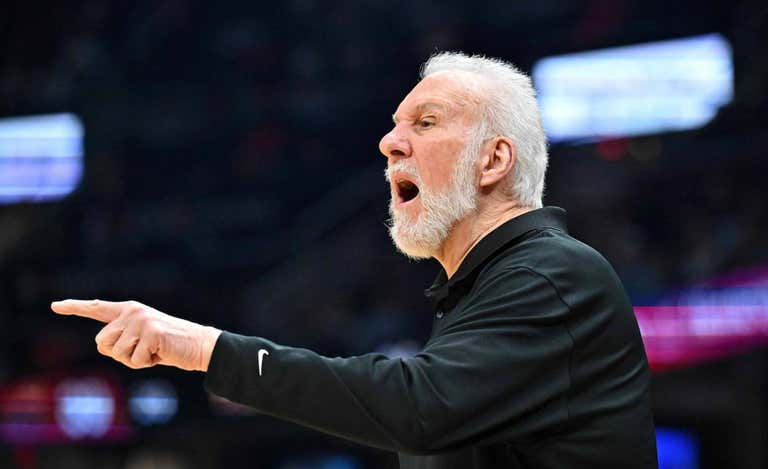 Gregg Popovich da órdenes en un encuentro de los Spurs.