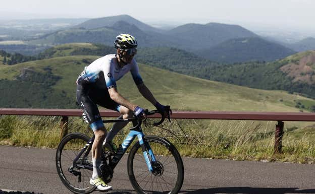 Matteo Jorgenson durante la ascensión a Puy de Dome. REUTERS