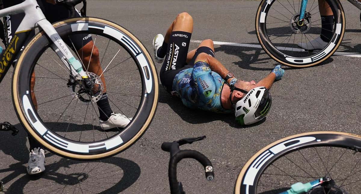 Imagen de la caída de Mark Cavendish en la etapa del Tour de Francia.