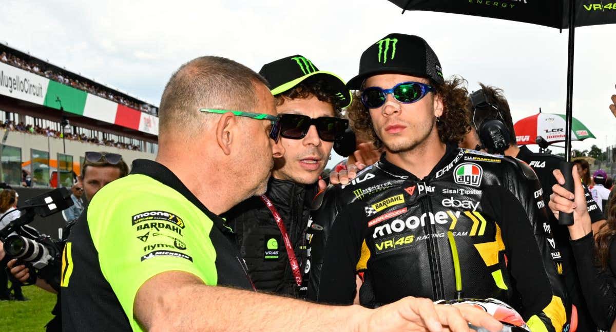 Valentino Rossi y Marco Bezzecchi en la parrilla de salida del Gran Premio de Italia. /MotoGP