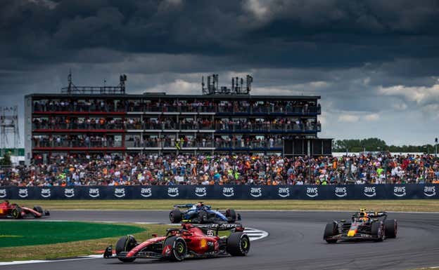 Carlos Sainz, delante de Checo Pérez, Albon y Leclerc, en las últimas vueltas del GP de Gran Bretaña.  Ferrari