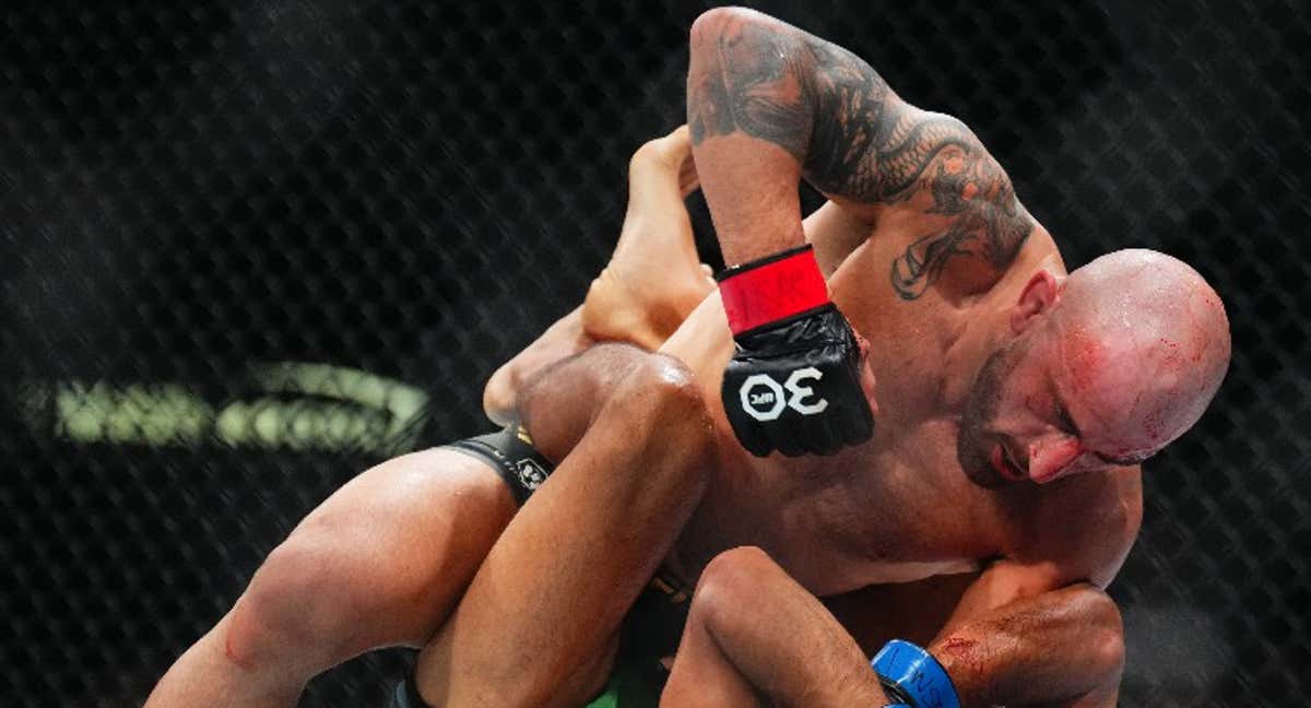 Alexander Volkanovski golpea a Yair Rodríguez durante su combate en el UFC 290./UFC