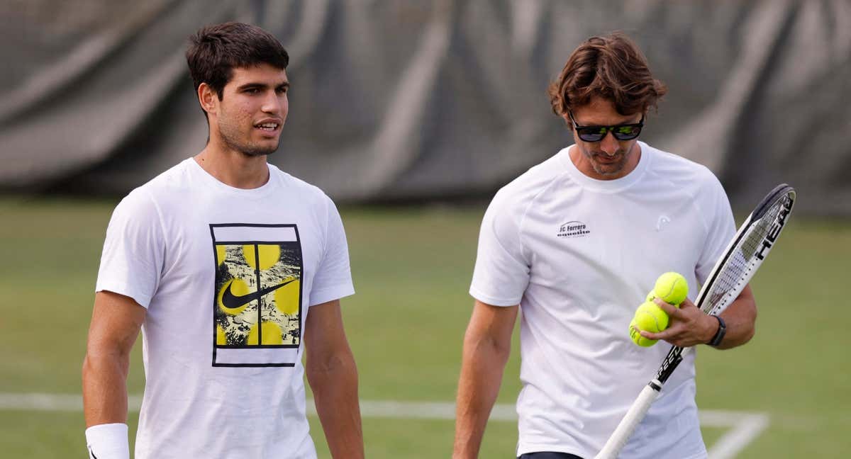 Juan Carlos Ferrero junto a Carlos Alcaraz en Wimbledon./REUTERS