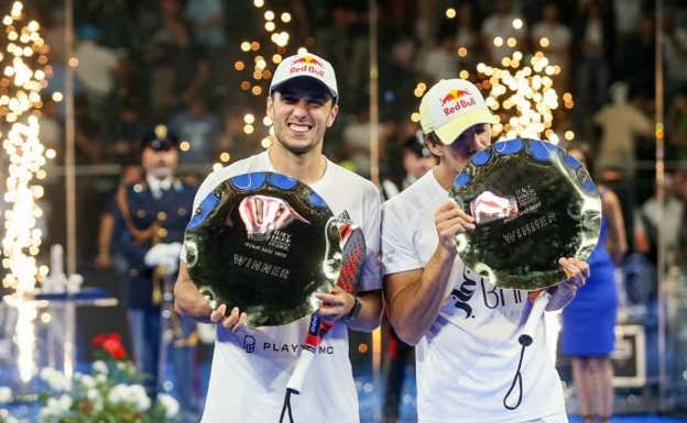 Lebrón y Galán con el título de campeones en la edición de 2022. PREMIER PADEL
