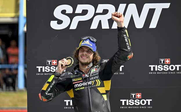 Marco Bezzecchi, con la medalla tras haber ganado la Sprint en Assen.  EP