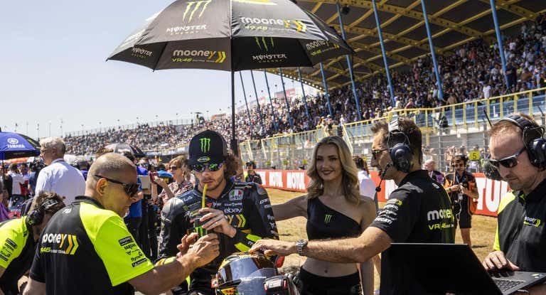 Marco Bezzecchi se concentra antes del GP de Países Bajos 2023 de MotoGP, en Assen.