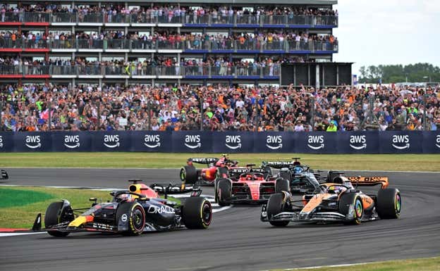 Max Verstappen y Oscar Piastri, durante el GP de Gran Bretaña 2023 de F1.  AFP