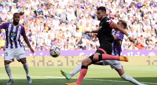 El Valencia espera la salida de Cavani… y sondea a Rafa Mir