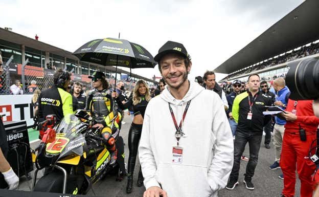 Valentino Rossi, en una parrilla del Mundial de MotoGP, junto a Marco Bezzecchi.  VR46
