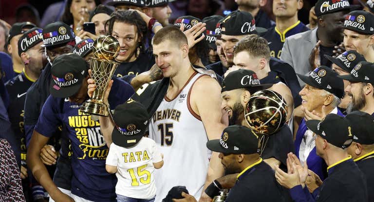 Los Denver Nuggets celebran el título conquistado en junio.