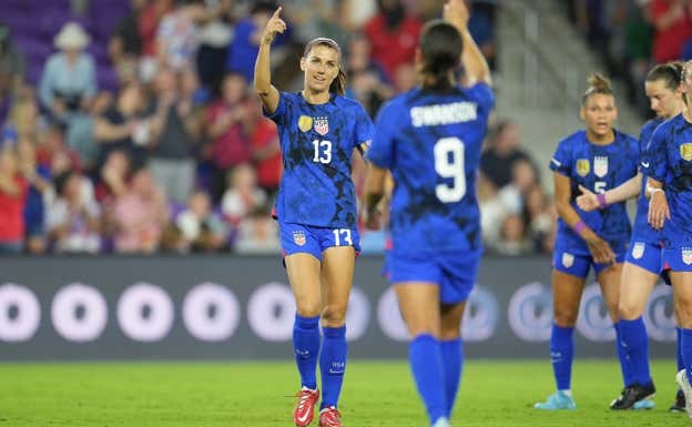 Alex Morgan celebrando un gol con Mallory esta temporada.  USWNT