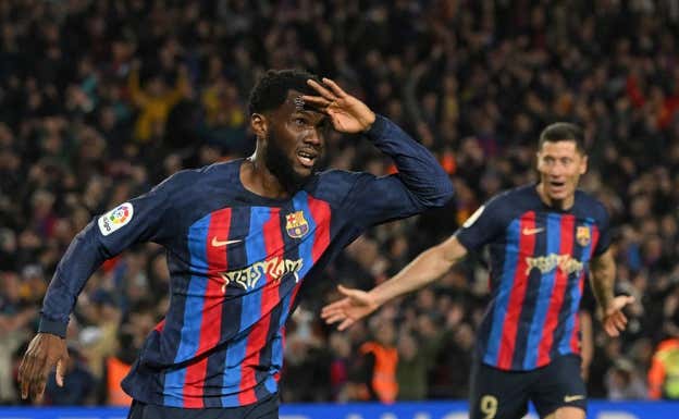 Kessié celebra un gol con el Barça.