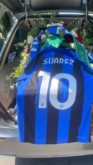 La camiseta del Inter acompañó al ataúd de Luis Suárez.