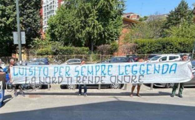 La pancarta en honor de Luis Suárez.