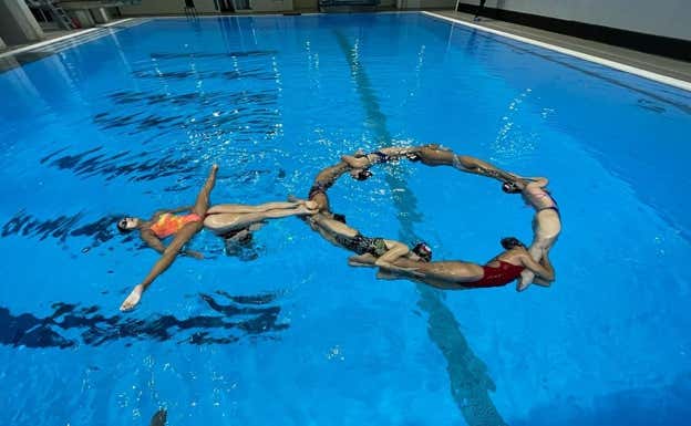 La selección chilena hace el símbolo de la mujer durante un entrenamiento.  CEDIDA