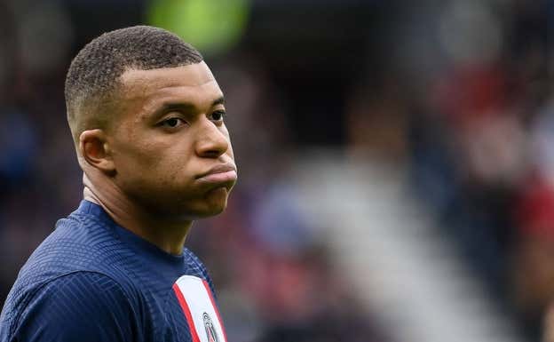 Mbappé cobrará más de 200M€ durante la 23-24 si sigue en París.  AFP