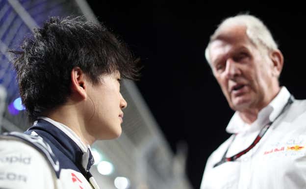 Yuki Tsunoda, con Helmut Marko durante la temporada 2023 de F1.  Red Bull Content Pool