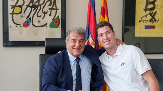Laporta y Joel Parra, tras hacerse oficial el fichaje del alero por el Barça. /FC BARCELONA