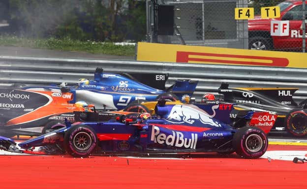Daniil Kvyat y Fernando Alonso se tocan en el GP de Austria 2017. Reuters
