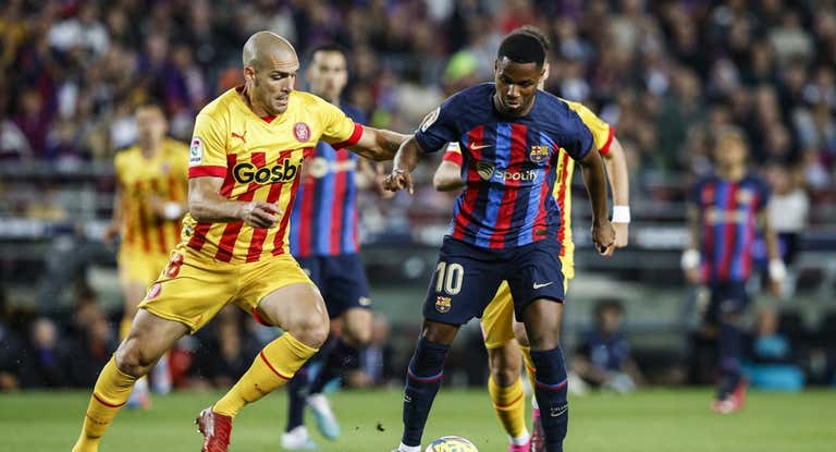 Oriol Romeu disputa un balón con Ansu Fati en el Camp Nou.