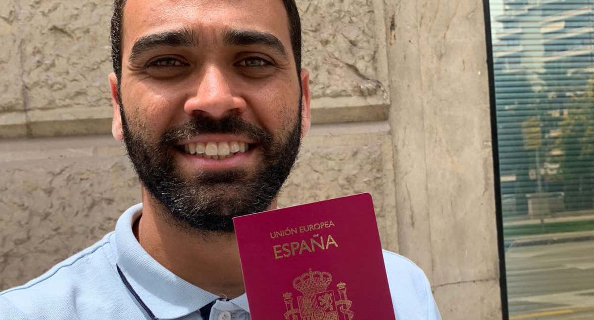 Tomaz Braga posó orgulloso  en redes sociales con su pasaporte español el pasado 20 de junio. /INSTAGRAM