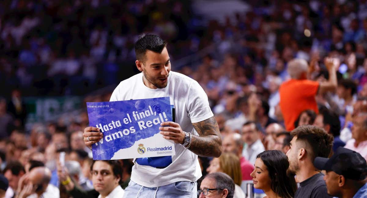 Willy Hernangómez, con un cartel de apoyo al Real Madrid durante el quinto partido del playoff de la pasada Euroliga. /GETTY IMAGESS