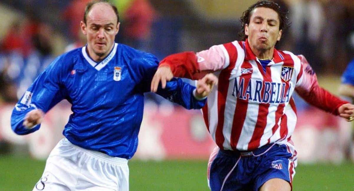 Onopko, en su etapa en el Oviedo, en un choque ante el Atlético de Madrid./Archivo