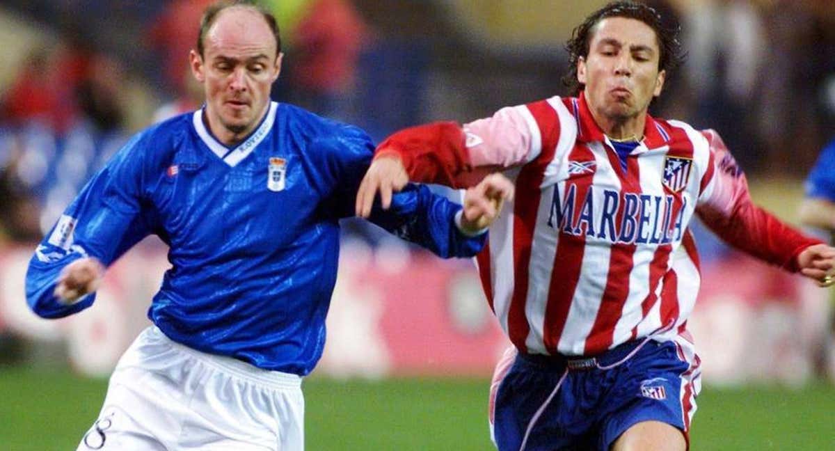 Onopko, en su etapa en el Oviedo, en un choque ante el Atlético de Madrid.